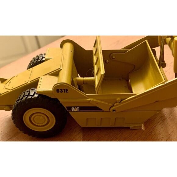 1:50 Norscot CAT 631E Caterpillar Die-Cast Scraper Tractor - Picture 12 of 12
